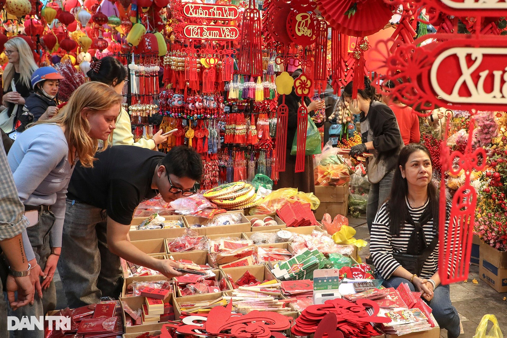 Chợ hoa Hàng Lược mở bắt đầu đông khách đi sắm Tết Ất Tỵ - 9