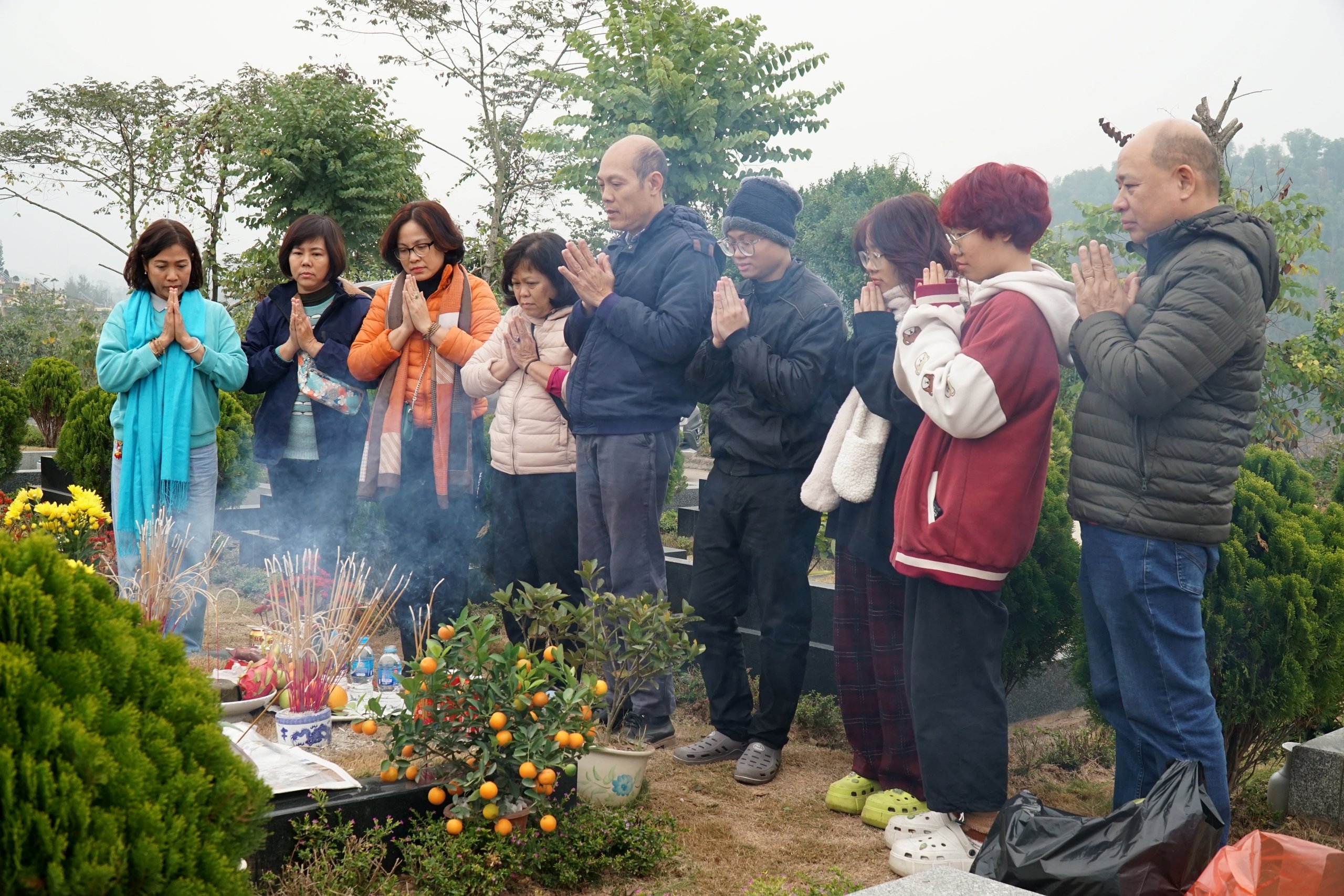 Người Hà Nội 'đội rét', mang đào quất đi tảo mộ, mời gia tiên về ăn tết- Ảnh 3.