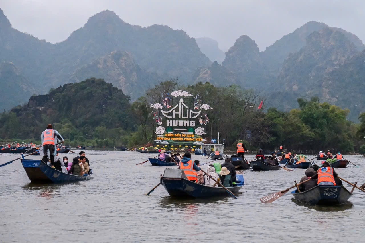 tu-dau-le-hoi-den-nay-tinh-hinh-giao-thong-duong-thuy-tai-khu-vuc-chua-huong-luon-thong-thoang-tao-thuan-loi-cho-du-khach-toi-tham-quan..jpg