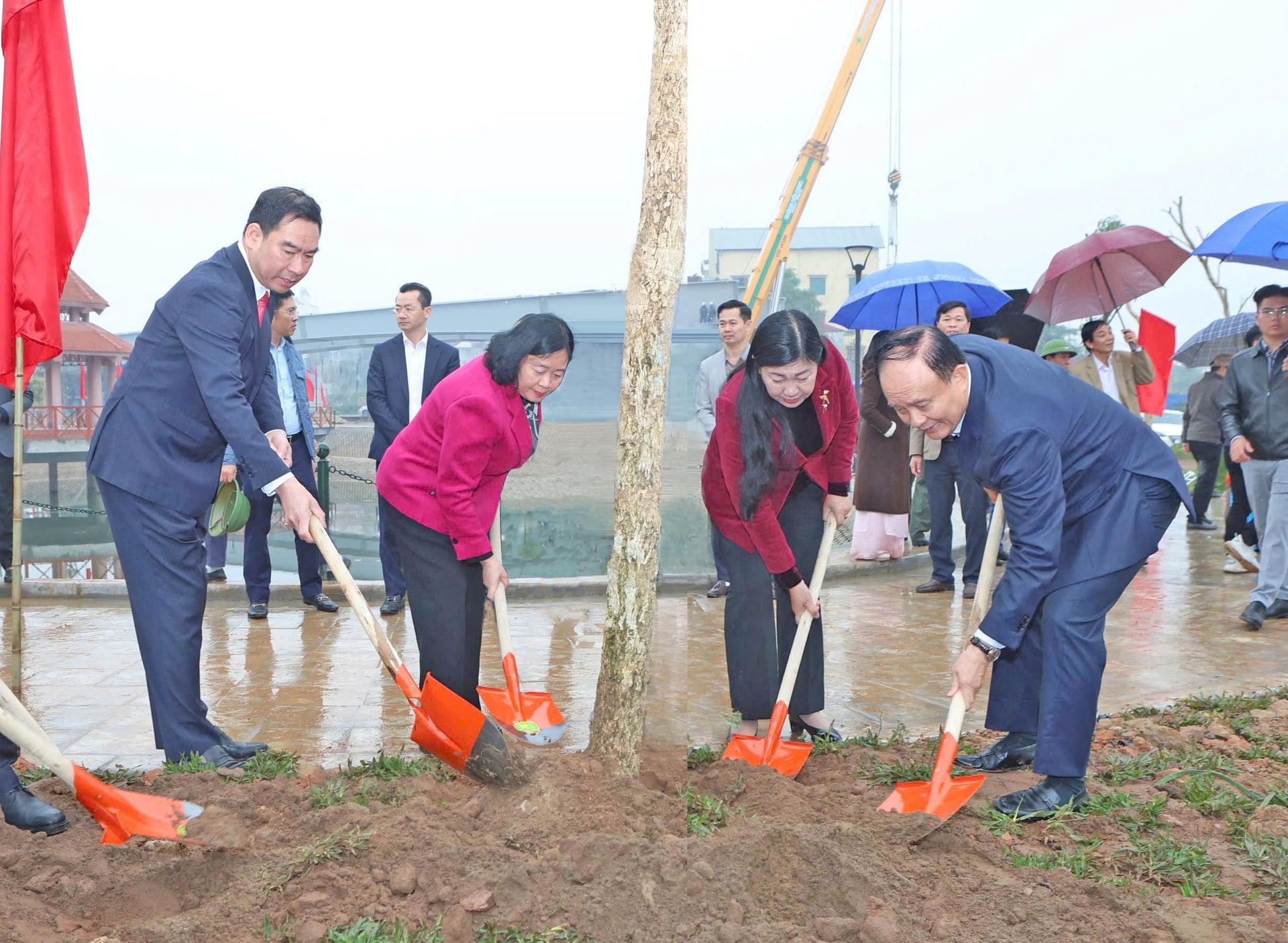 bi-thu-thanh-uy-ha-noi-bui-thi-minh-hoai-va-chu-tich-hdnd-thanh-pho-ha-noi-nguyen-ngoc-tuan-trong-cay-tai-thi-tran-thuong-tin-huyen-thuong-tin.-anh-viet-thanh.jpg