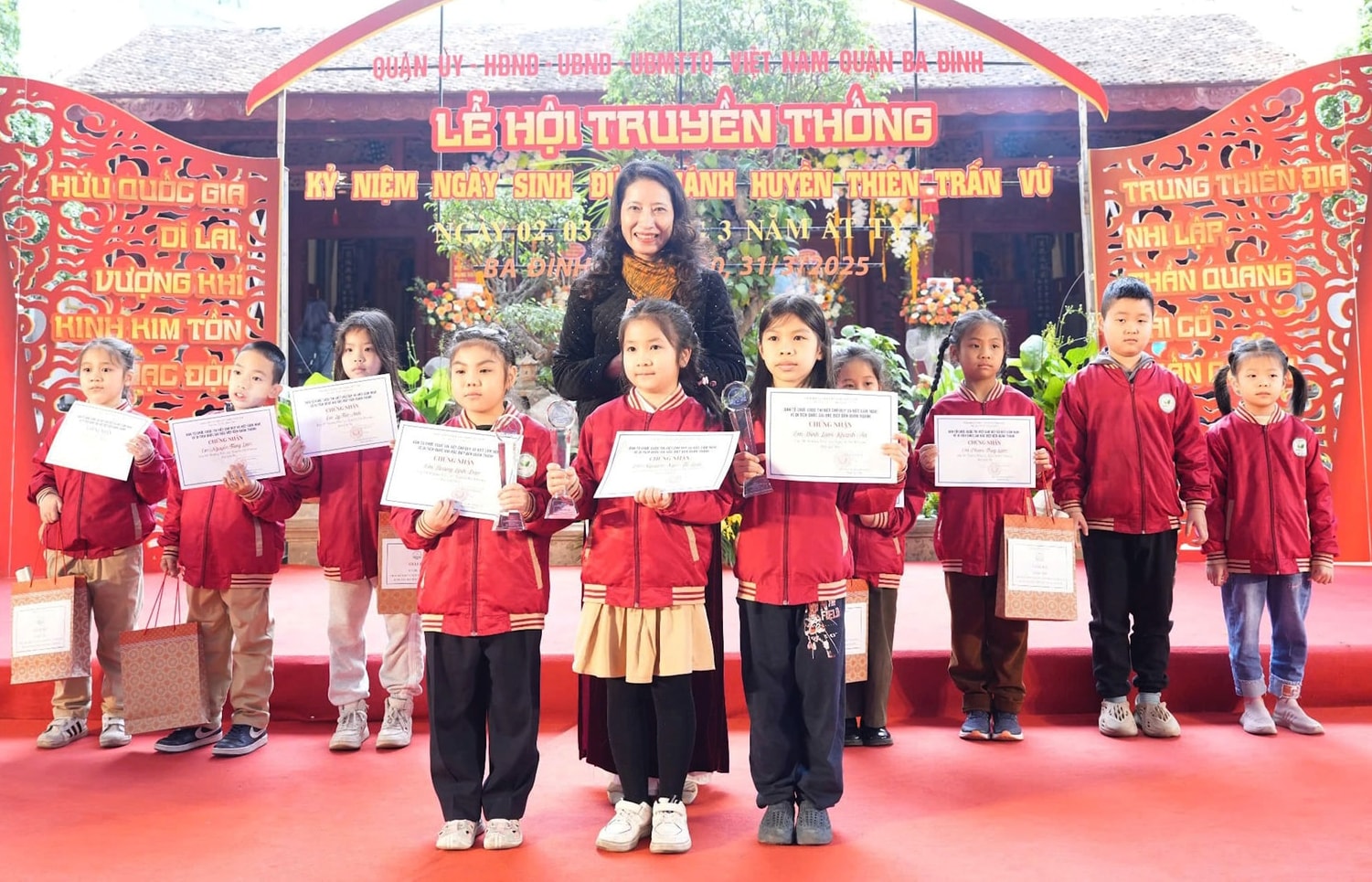 trao-giai-thuong-cho-cac-thi-sinh-dat-giai-cuoc-thi-viet-chu-dep-va-viet-cam-nhan-ve-di-tich-quoc-gia-dac-biet-den-quan-thanh-..jpg