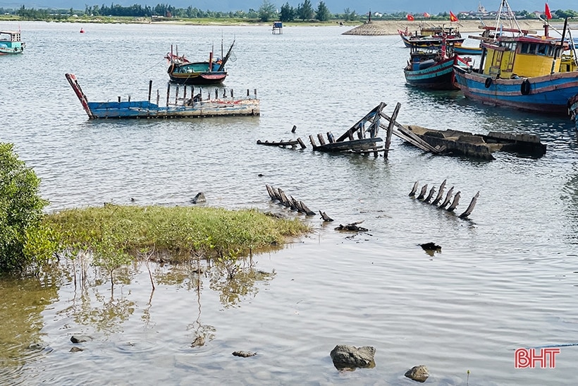 Xác tàu thuyền ngổn ngang ở vùng biển Cửa Nhượng