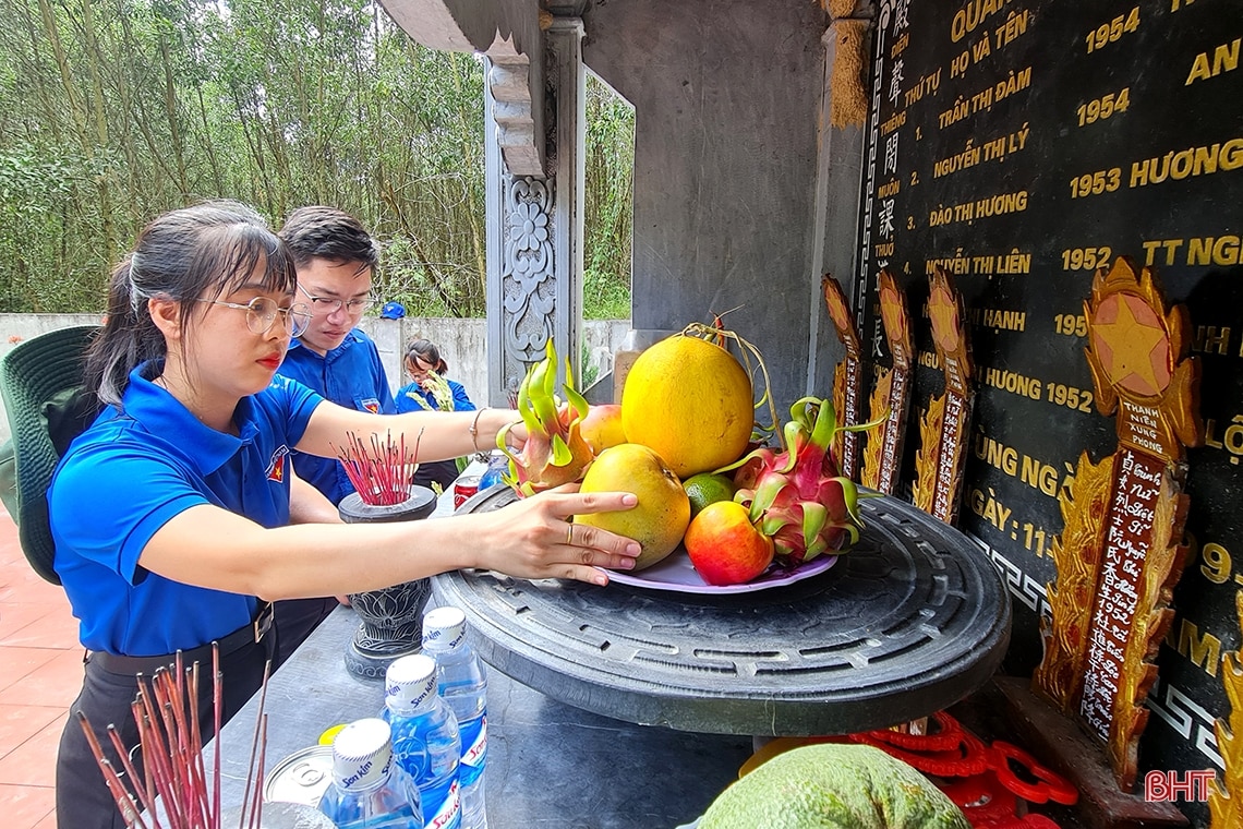 Thăm am thờ 6 nữ liệt sĩ thanh niên xung phong giữa đại ngàn Hương Khê