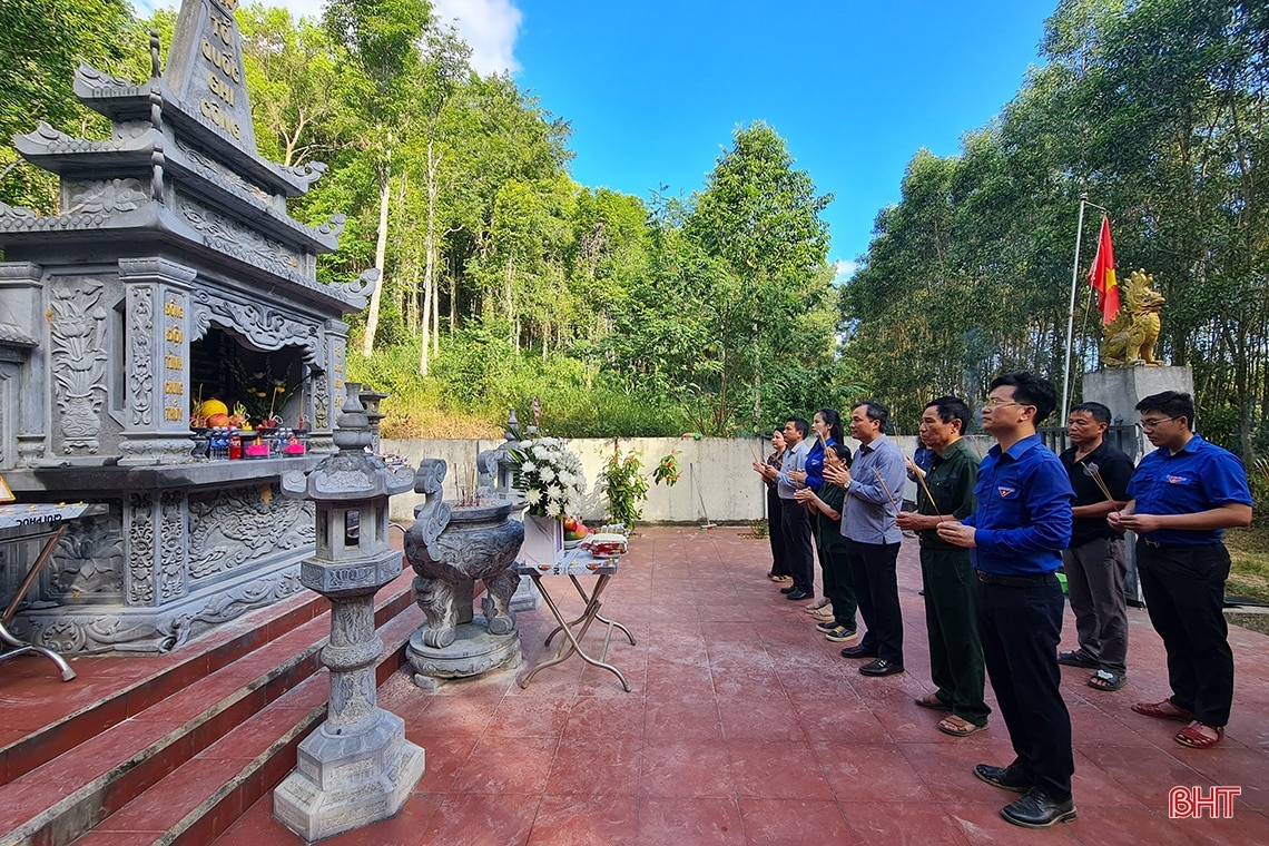 Thăm am thờ 6 nữ liệt sĩ thanh niên xung phong giữa đại ngàn Hương Khê