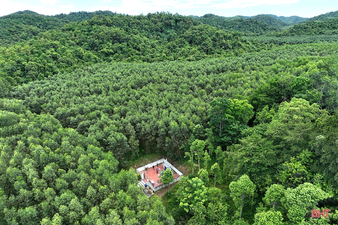 Thăm am thờ 6 nữ liệt sĩ thanh niên xung phong giữa đại ngàn Hương Khê