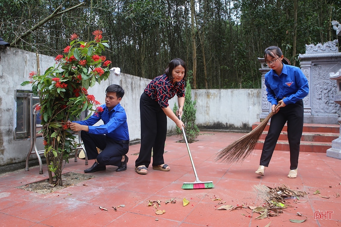 Thăm am thờ 6 nữ liệt sĩ thanh niên xung phong giữa đại ngàn Hương Khê