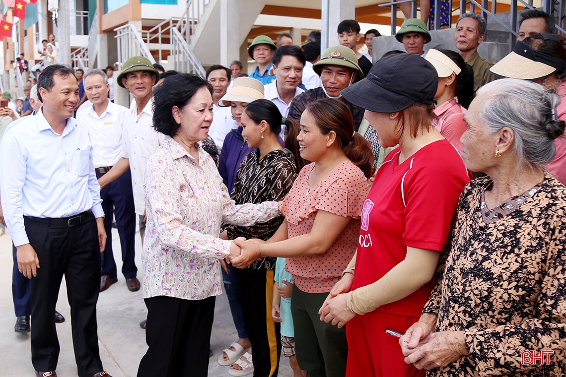 Thường trực Ban Bí thư Trương Thị Mai dâng hương tại một số địa chỉ đỏ, tặng quà cho người dân Hà Tĩnh