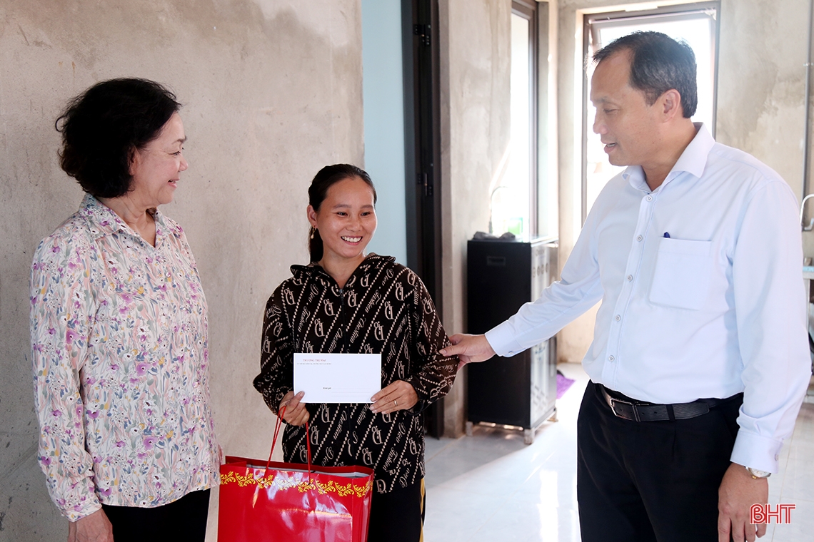 Thường trực Ban Bí thư Trương Thị Mai dâng hương tại một số địa chỉ đỏ, tặng quà cho người dân Hà Tĩnh