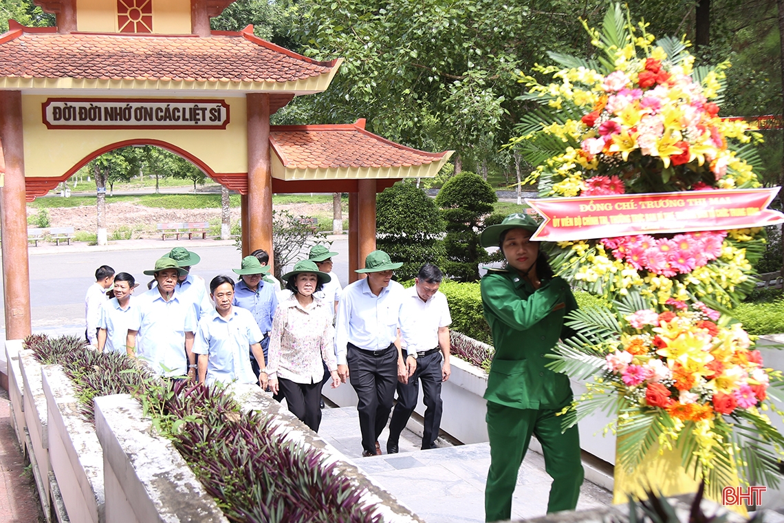 Thường trực Ban Bí thư Trương Thị Mai dâng hương tại một số địa chỉ đỏ, tặng quà cho người dân Hà Tĩnh