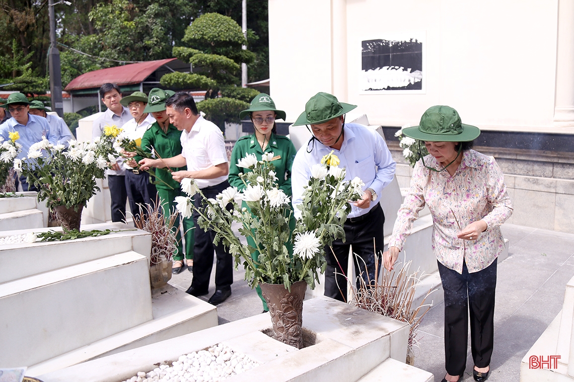 Thường trực Ban Bí thư Trương Thị Mai dâng hương tại một số địa chỉ đỏ, tặng quà cho người dân Hà Tĩnh