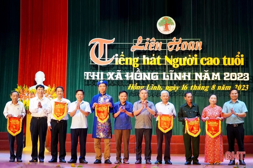 Sôi nổi liên hoan tiếng hát người cao tuổi thị xã Hồng Lĩnh 