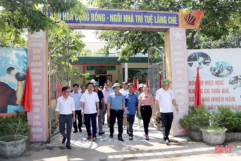 Đoàn công tác Tuyên Quang tham quan nông thôn mới ở Hương Sơn