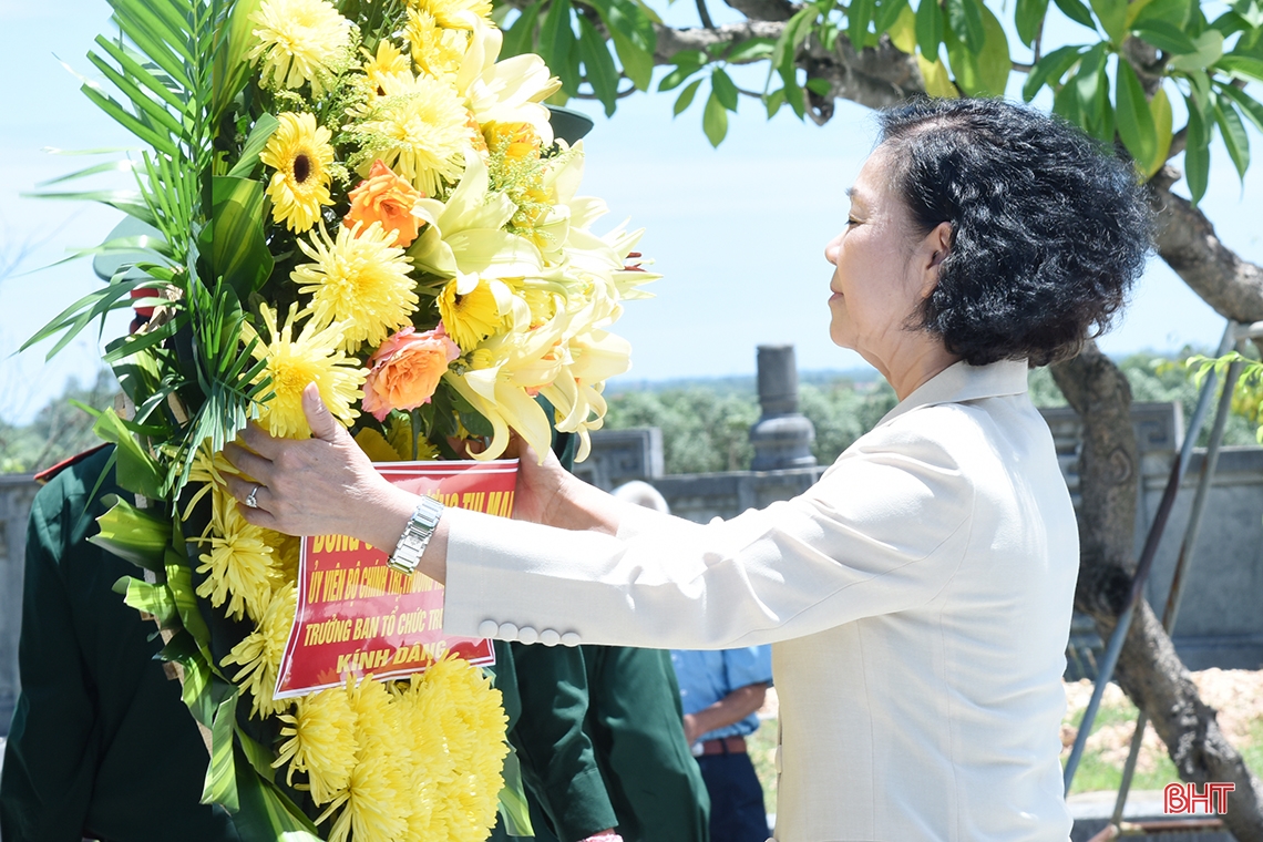 Thường trực Ban Bí thư Trương Thị Mai dâng hương tại một số địa chỉ đỏ, tặng quà cho người dân Hà Tĩnh