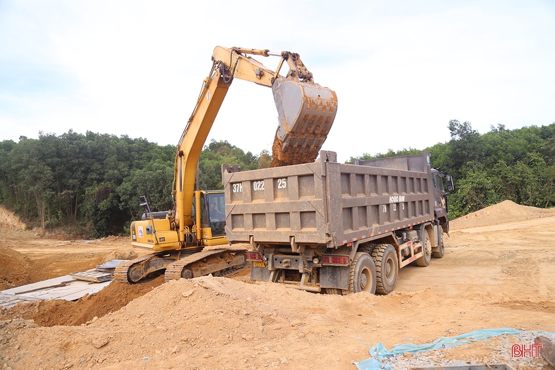 Công trường cao tốc Bắc - Nam qua Hà Tĩnh nhộn nhịp dịp nghỉ lễ 2/9