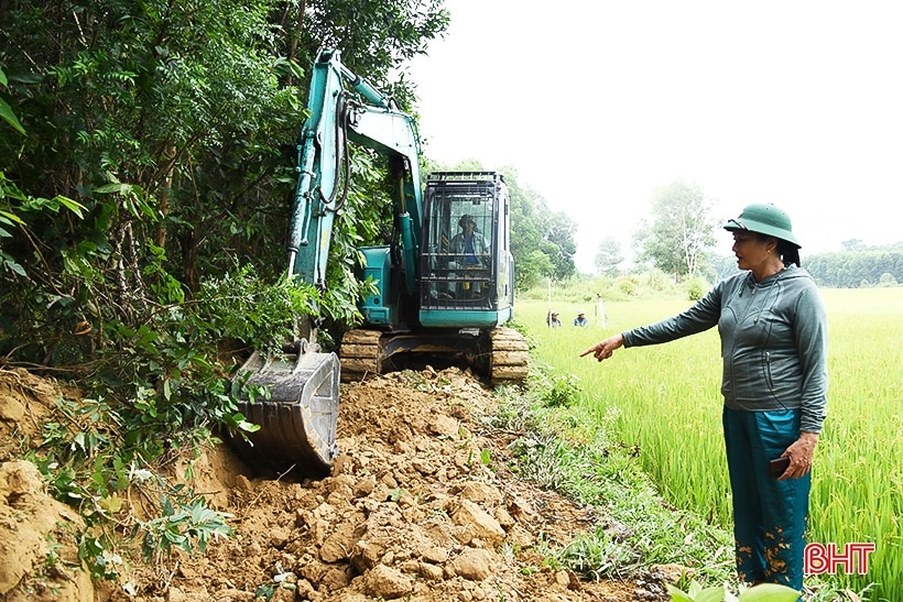 Bà bí thư kiêm thôn trưởng lăn lộn với phong trào ở vùng thượng Kỳ Anh