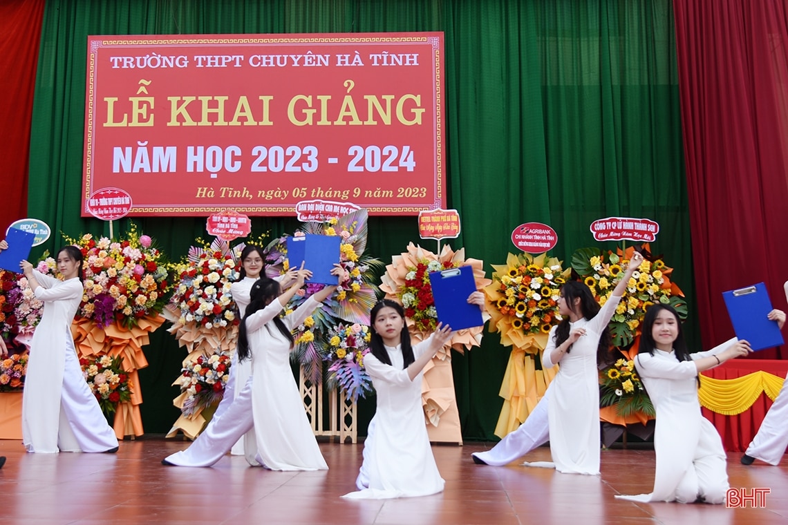 Lãnh đạo Hà Tĩnh chung vui ngày khai giảng năm học mới với các trường học