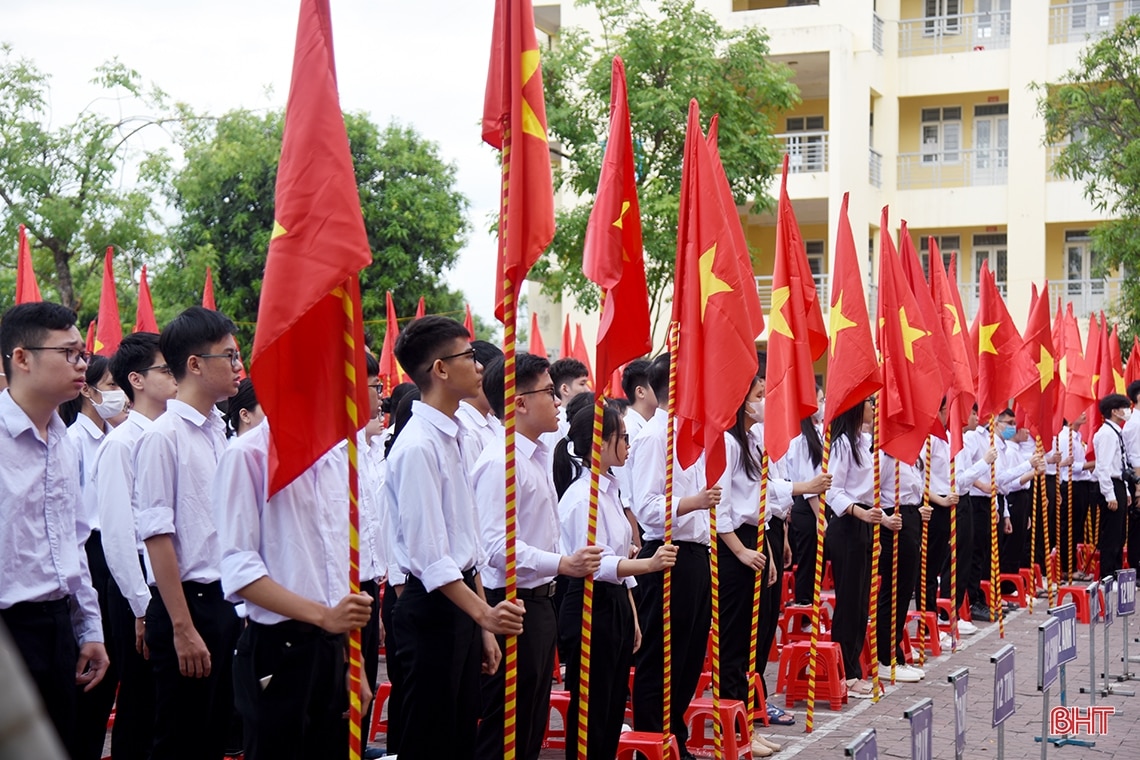 Lãnh đạo Hà Tĩnh chung vui ngày khai giảng năm học mới với các trường học