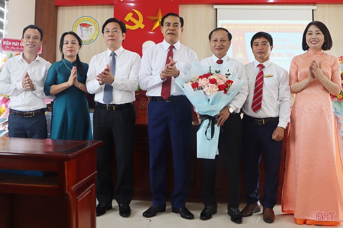 Lãnh đạo Hà Tĩnh chung vui ngày khai giảng năm học mới với các trường học