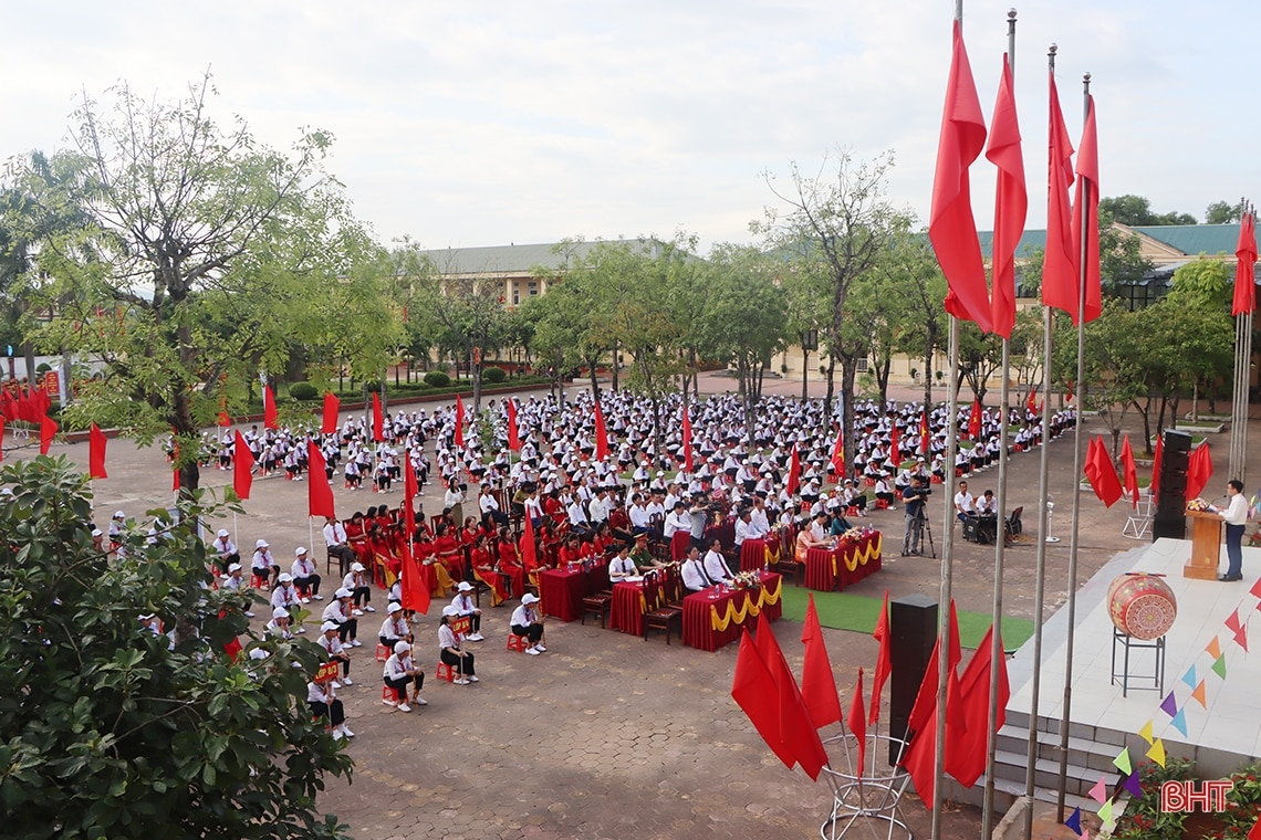 Lãnh đạo Hà Tĩnh chung vui ngày khai giảng năm học mới với các trường học