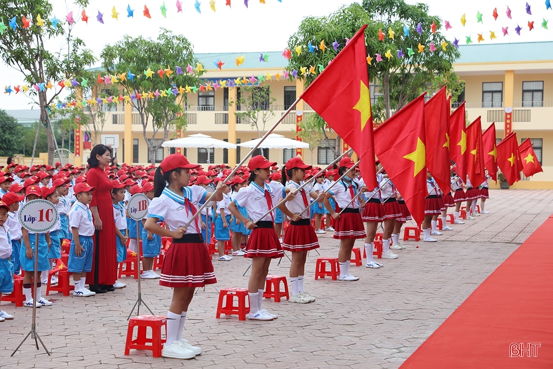 Lãnh đạo Hà Tĩnh chung vui ngày khai giảng năm học mới với các trường học