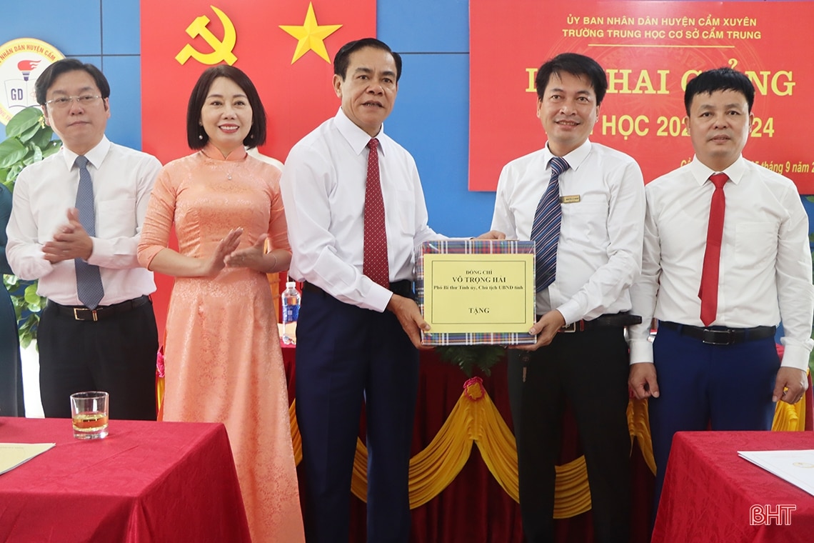 Lãnh đạo Hà Tĩnh chung vui ngày khai giảng năm học mới với các trường học