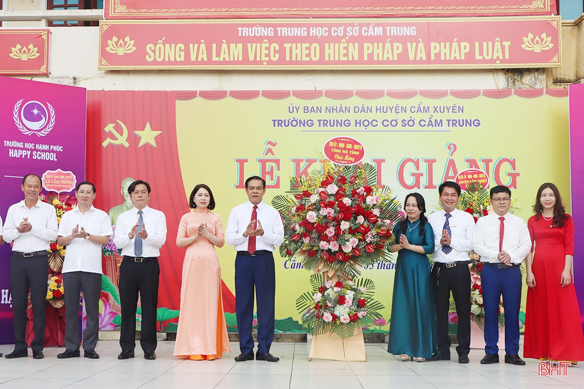 Lãnh đạo Hà Tĩnh chung vui ngày khai giảng năm học mới với các trường học