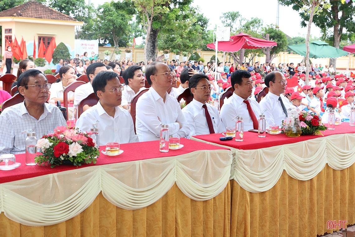 Lãnh đạo Hà Tĩnh chung vui ngày khai giảng năm học mới với các trường học