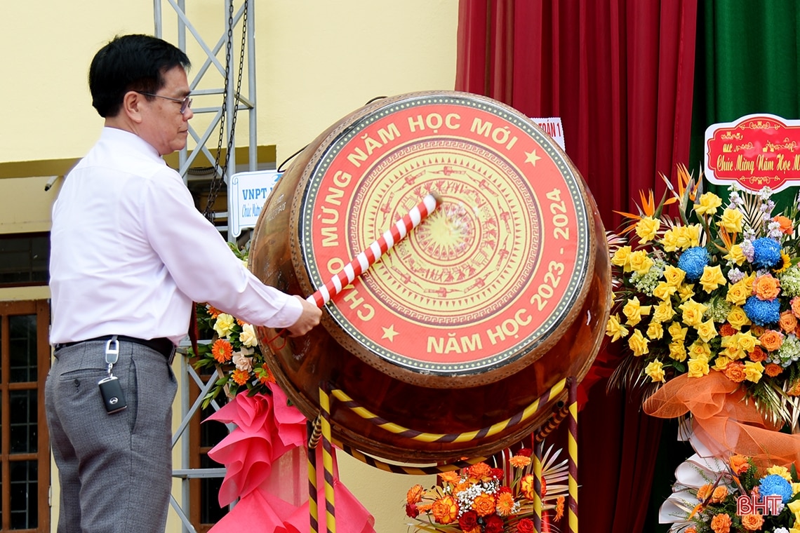 Lãnh đạo Hà Tĩnh chung vui ngày khai giảng năm học mới với giáo viên, học sinh các trường