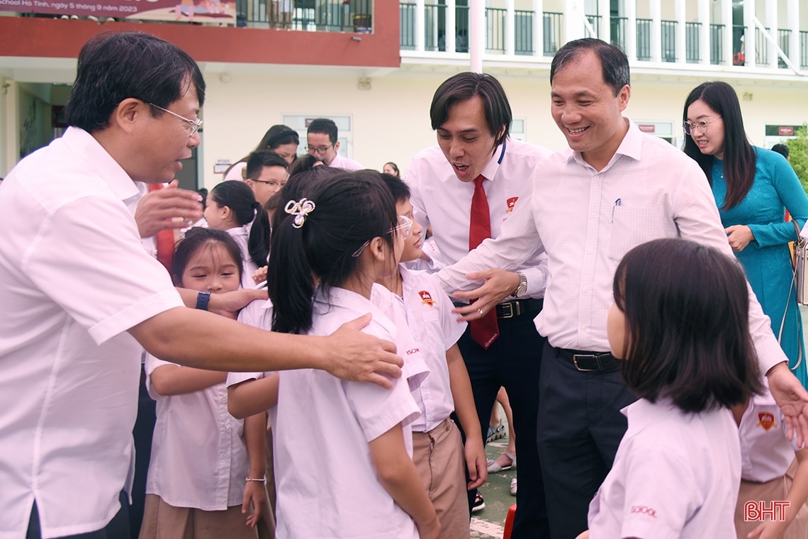 Lãnh đạo Hà Tĩnh chung vui ngày khai giảng năm học mới với giáo viên, học sinh các trường