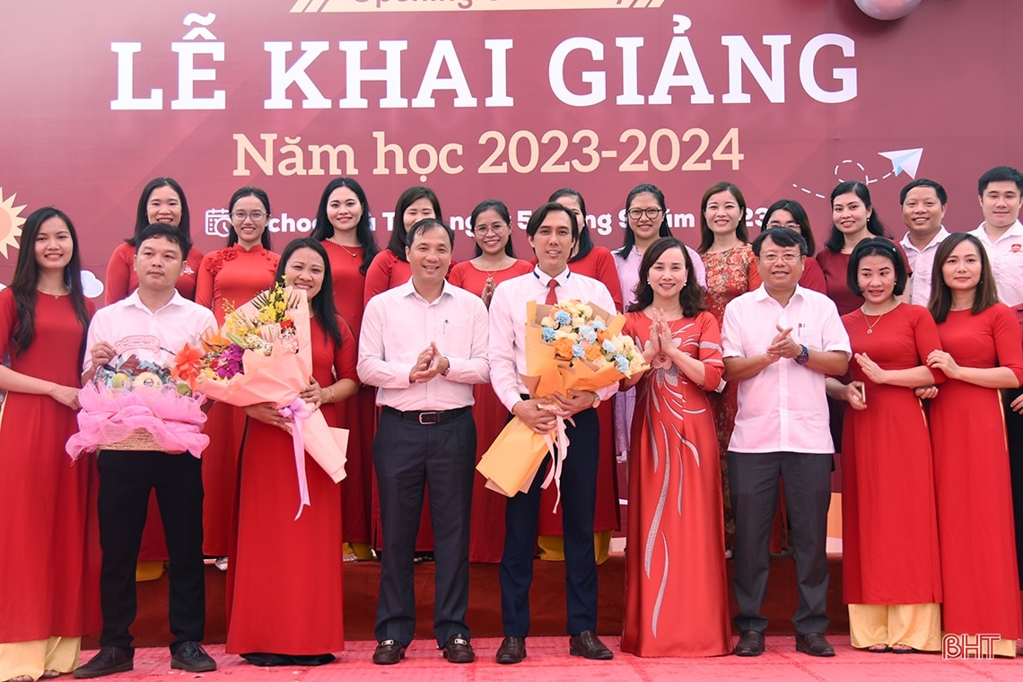 Lãnh đạo Hà Tĩnh chung vui ngày khai giảng năm học mới với giáo viên, học sinh các trường