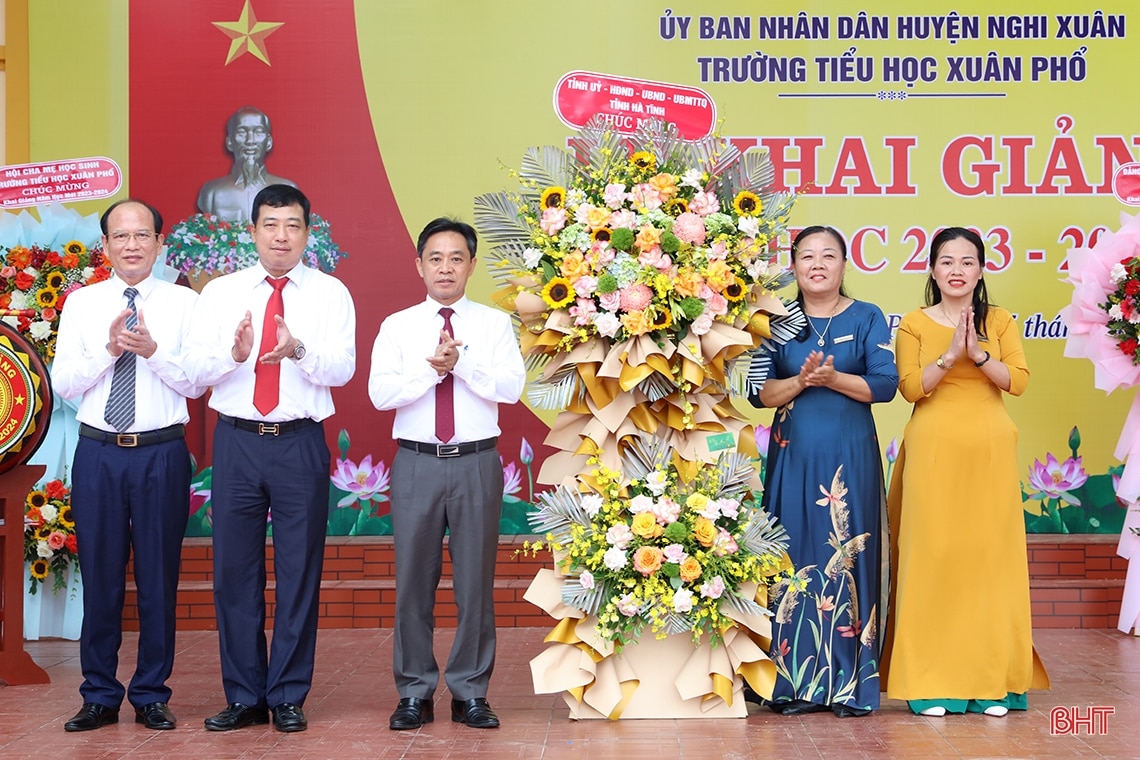 Lãnh đạo Hà Tĩnh chung vui ngày khai giảng năm học mới với giáo viên, học sinh các trường