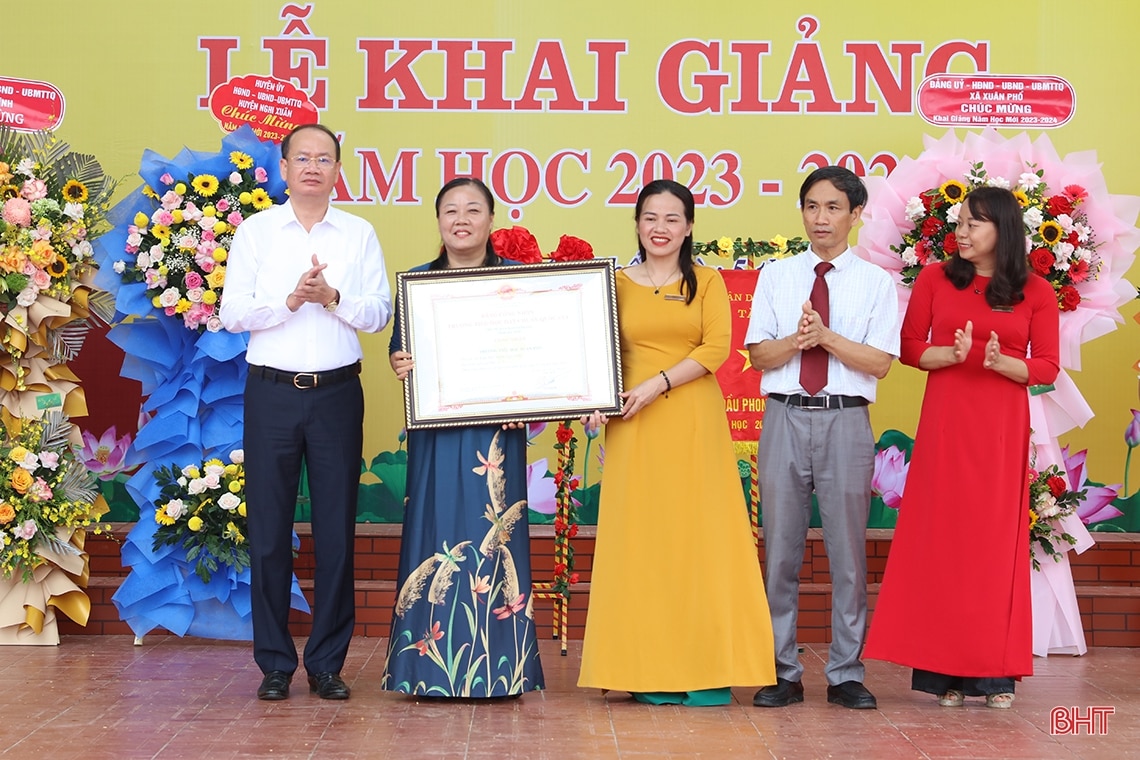 Lãnh đạo Hà Tĩnh chung vui ngày khai giảng năm học mới với giáo viên, học sinh các trường