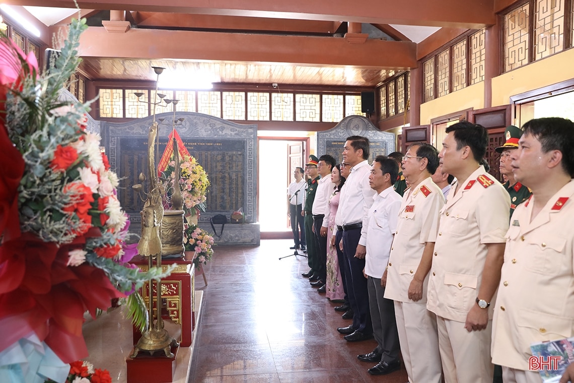 Lãnh đạo tỉnh Hà Tĩnh dự trưng bày chuyên đề “Nghệ Tĩnh đỏ trong trái tim Người”