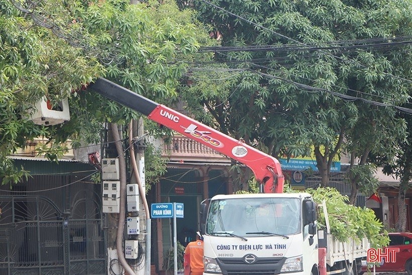 Ngành điện Hà Tĩnh triển khai sớm các kịch bản giảm thiểu tối đa thiệt hại do thiên tai