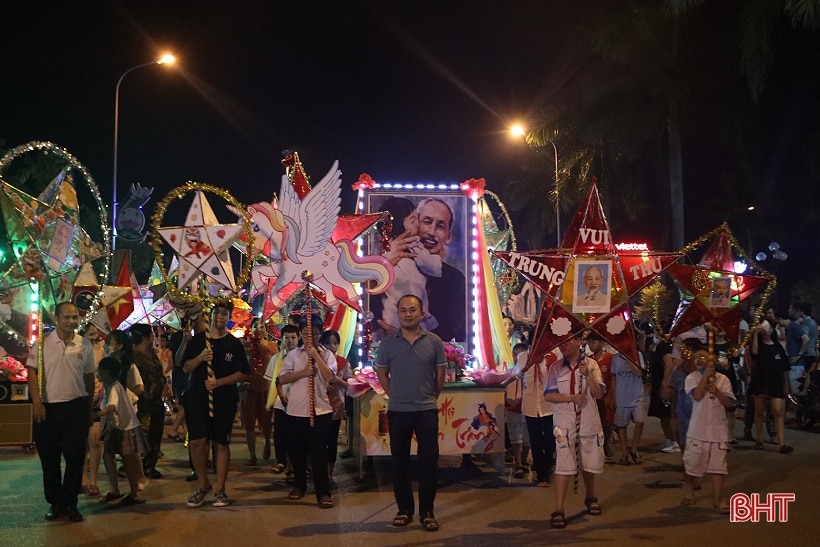 Tưng bừng lễ hội “Thành Sen rước đèn Trung thu”