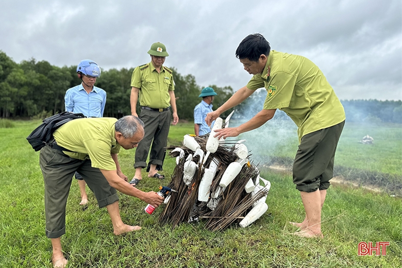 Lực lượng chức năng tiêu hủy nhiều dụng cụ bẫy chim trời