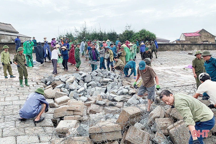 Hàng trăm người “đội mưa” gia cố kè biển Cẩm Nhượng