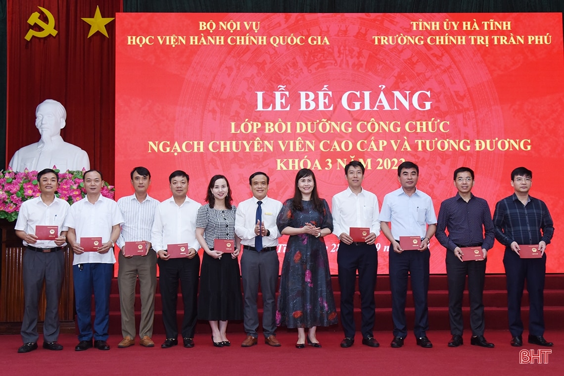 Bế giảng lớp bồi dưỡng công chức ngạch chuyên viên cao cấp tại Hà Tĩnh