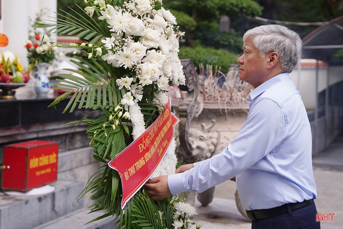 Chủ tịch Ủy ban Trung ương MTTQ Việt Nam thăm hỏi, tặng quà người cao tuổi tại Hà Tĩnh