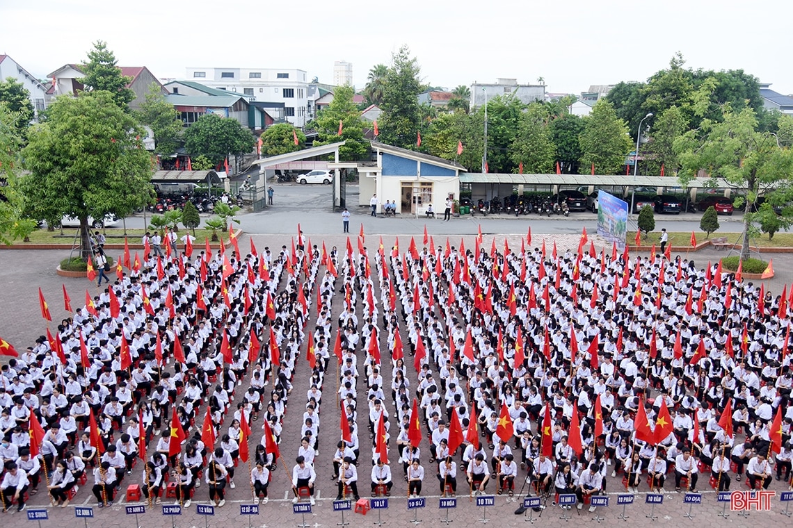 Lãnh đạo Hà Tĩnh chung vui ngày khai giảng năm học mới với các trường học