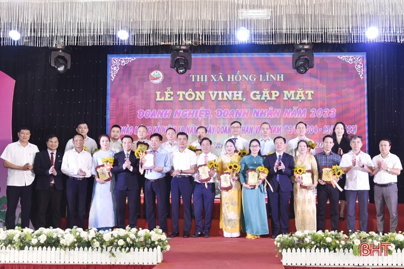 Thị xã Hồng Lĩnh tôn vinh 33 doanh nghiệp, doanh nhân tiêu biểu