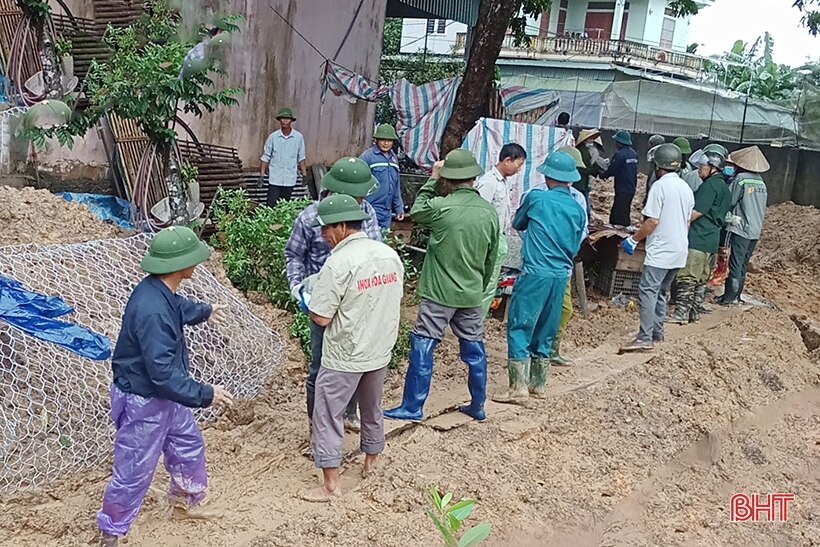 Huy động hàng trăm người gia cố sạt lở bờ sông Ngàn Mọ