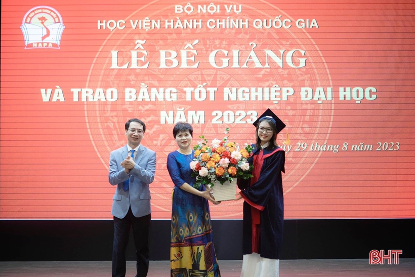 Nữ sinh Hà Tĩnh “thủ khoa kép” Học viện Hành chính Quốc gia