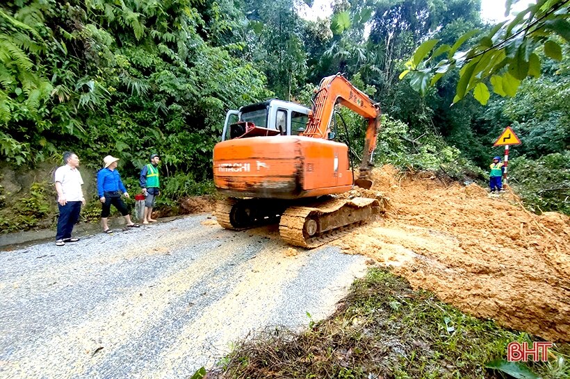 Đường ĐT553 qua xã biên giới Hương Khê thông tuyến trở lại sau sạt lở