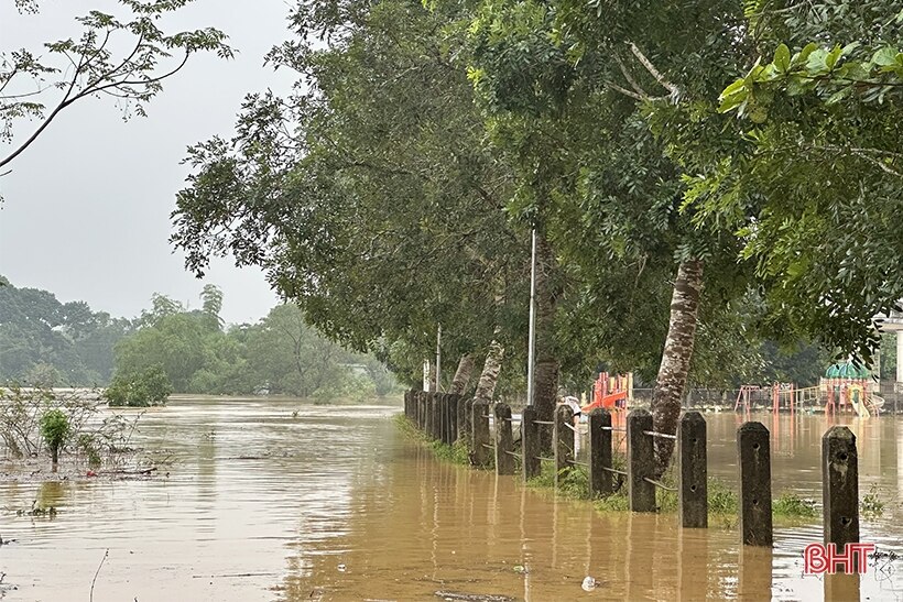 505 hộ dân ở Vũ Quang bị cô lập do mưa lũ