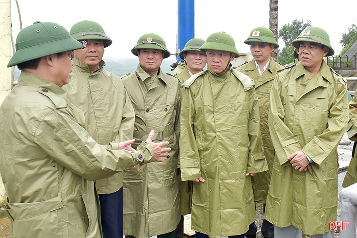 Chủ tịch UBND tỉnh: Rà soát hộ dân ở vùng nguy hiểm để có phương án sơ tán đến nơi an toàn