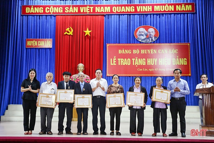 Các địa phương Hà Tĩnh trao huy hiệu Đảng cho 128 đảng viên