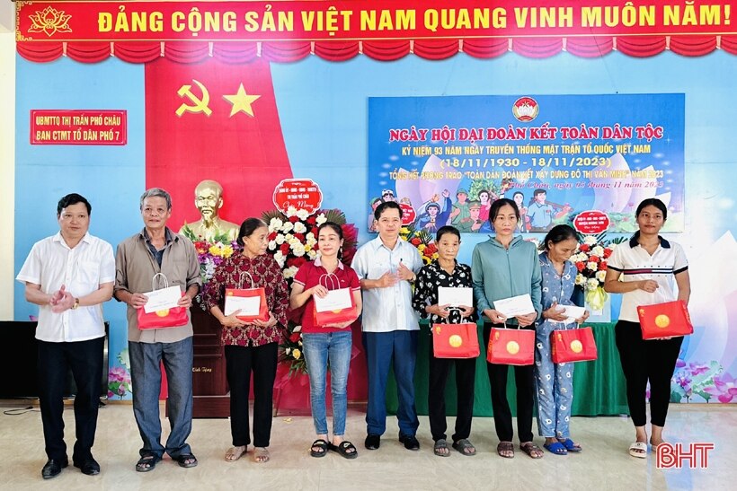 Chủ tịch Ủy ban MTTQ tỉnh chung vui ngày hội đại đoàn kết tại Hương Sơn