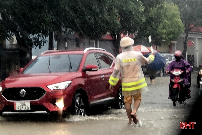 Mưa lớn gây ngập lụt nhiều nhà dân, học sinh nghỉ học