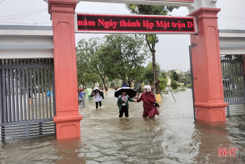 Mưa lớn gây ngập lụt nhiều nhà dân, học sinh nghỉ học